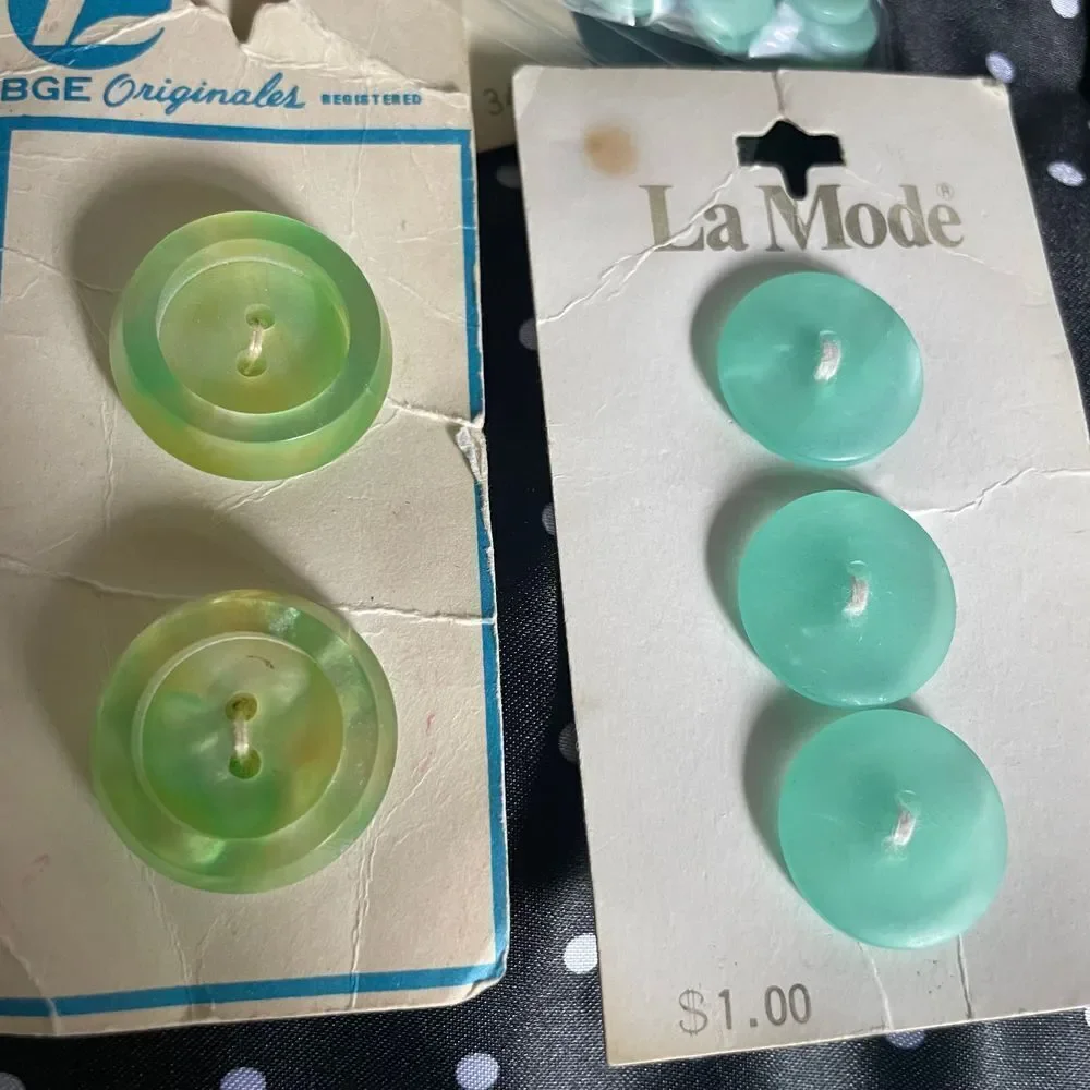 Vintage Lot sewing Clothing flat shank buttons various material‎ & sizes green